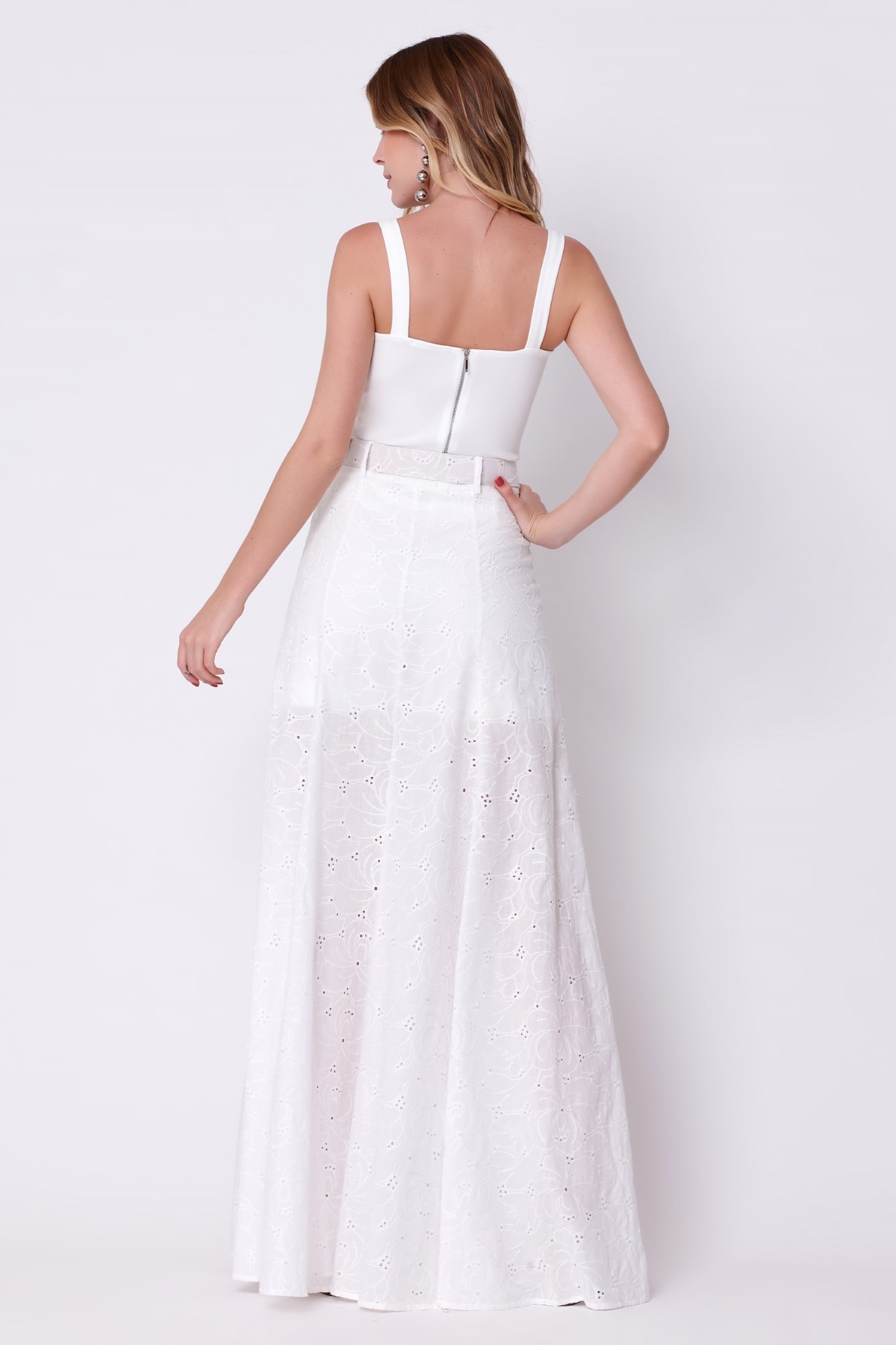 saia longa com short por baixo e cropped